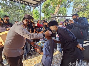 Boneka dan Mobil Mainan Jadi Pelipur Lara Anak Korban COVID-19 di Mojokerto