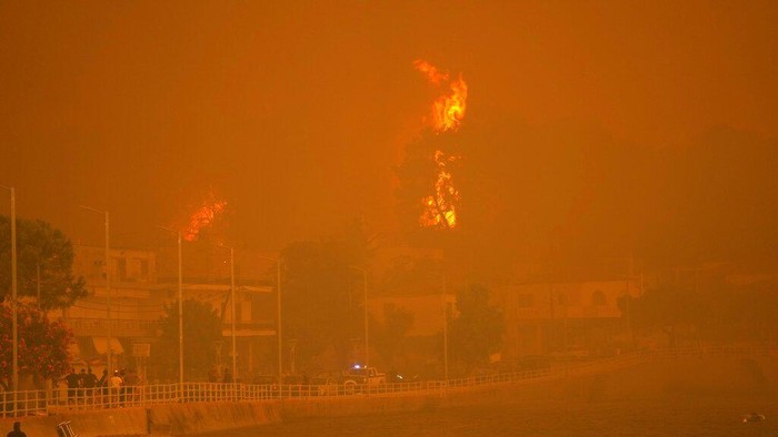 Potret Langit Yunani yang Berubah Jadi Kuning Imbas Kebakaran Hutan Kebakaran hutan juga turut melanda kawasan Yunani. Hal itu bahkan menyebabkan langit di kawasan Yunani berubah menjadi kuning. Ini potretnya.