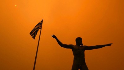 Potret Langit Yunani yang Menguning Imbas Kebakaran Hutan