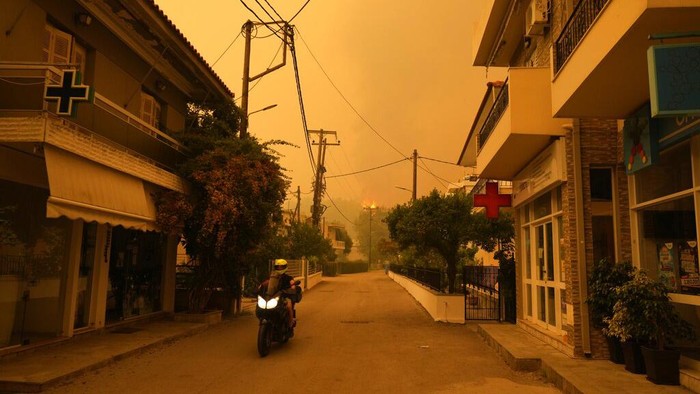 Potret Langit Yunani yang Berubah Jadi Kuning Imbas Kebakaran Hutan Kebakaran hutan juga turut melanda kawasan Yunani. Hal itu bahkan menyebabkan langit di kawasan Yunani berubah menjadi kuning. Ini potretnya.