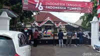 Berdasarkan pantauan detikcom di kawasan kantor Dinas PUPR Banjarnegara, Jalan Panjaitan, pada Senin (9/8/2021) pukul 12.00 WIB sejumlah petugas polisi tampak berjaga. Polisi yang berjaga terlihat membawa senjata laras panjang.  