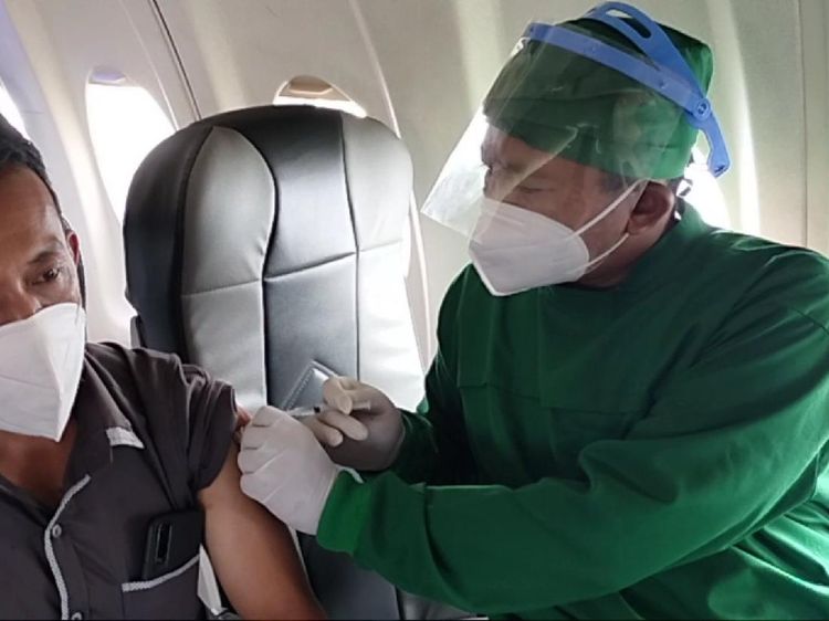 Potret Vaksin di Pesawat ala Kuningan