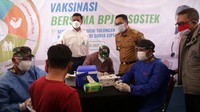 Gubernur Jawa Barat Ridwan Kamil bersama Direktur Utama BPJamsostek Anggoro Eko Cahyo  meninjau jalannya vaksinasi.