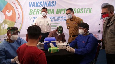 Gubernur Jabar Ridwan Kamil Tinjau Vaksinasi Pekerja di Karawang