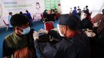 Gubernur Jabar Ridwan Kamil Tinjau Vaksinasi Pekerja di Karawang