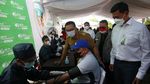Gubernur Jabar Ridwan Kamil Tinjau Vaksinasi Pekerja di Karawang