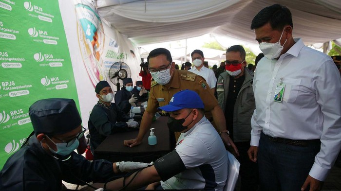 Vaksinasi massal untuk pekerja digelar di Kawasan Industri Suryacipta Karawang. Kegiatan ini turut disaksikan Gubernur Jawa Barat Ridwan Kamil.

Para pekerja disuntik vaksin dalam kegiatan Vaksinasi Bersama BPJamsostek di Kawasan Industri Suryacipta Karawang, Senin (09/08/2021).