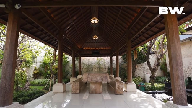 “Satu-satunya yang paling miskin (di kampung-red), Jik. Begitu ada rezeki, bikin ekonomoninya bergerak, masyarakat sejahtera,” kata pria dengan nama asli Gusti Ngurah Anom kelahiran 5 Maret 1971 itu. Foto: YouTube Boy William