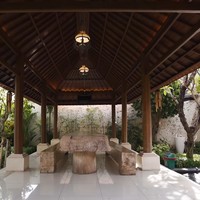 “Satu-satunya yang paling miskin (di kampung-red), Jik. Begitu ada rezeki, bikin ekonomoninya bergerak, masyarakat sejahtera,” kata pria dengan nama asli Gusti Ngurah Anom kelahiran 5 Maret 1971 itu. Foto: YouTube Boy William