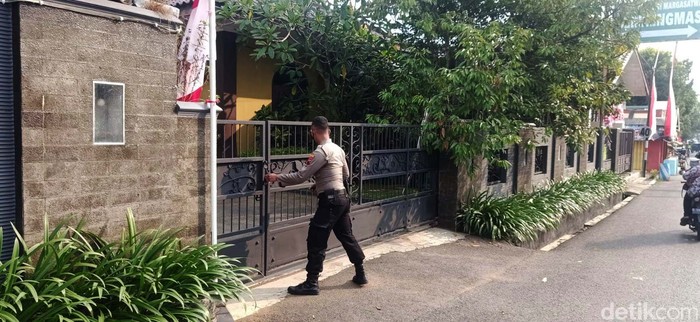 Kantor Dinas Pekerjaan Umum dan Penataan Ruang (PUPR) Banjarnegara, Jawa Tengah dijaga ketat polisi bersenjata hari ini. Selain itu, rumah Bupati Banjarnegara Budhi Sarwono di Jalan DI Panjaitan juga dijaga ketat.