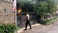 Hingga saat ini, Senin (9/8/2021) pukul 14.30 WIB, pintu gerbang rumah bupati Banjarnegara ditutup. Sejumlah petugas polisi terlihat berjaga di balik pintu tersebut lengkap dengan membawa senjata laras panjang.
