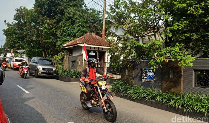 Kantor Dinas Pekerjaan Umum dan Penataan Ruang (PUPR) Banjarnegara, Jawa Tengah dijaga ketat polisi bersenjata hari ini. Selain itu, rumah Bupati Banjarnegara Budhi Sarwono di Jalan DI Panjaitan juga dijaga ketat.