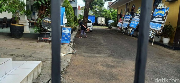 Kantor Dinas Pekerjaan Umum dan Penataan Ruang (PUPR) Banjarnegara, Jawa Tengah dijaga ketat polisi bersenjata hari ini. Selain itu, rumah Bupati Banjarnegara Budhi Sarwono di Jalan DI Panjaitan juga dijaga ketat.