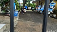 Kantor Dinas Pekerjaan Umum dan Penataan Ruang (PUPR) Banjarnegara, Jawa Tengah dijaga ketat polisi bersenjata hari ini. Selain itu, rumah Bupati Banjarnegara Budhi Sarwono di Jalan DI Panjaitan juga dijaga ketat.