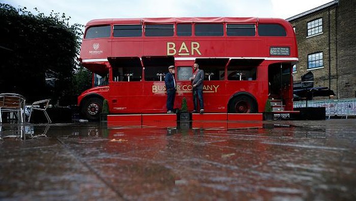 Saat Mobil-mobil Klasik nan Antik Mejeng di Kota London Beragam mobil klasik terparkir di Granary Square, London. Kehadiran mobil-mobil klasik itu untuk meriahkan acara The Classic Car Boot Sale. Penasaran? Lihat yuk
