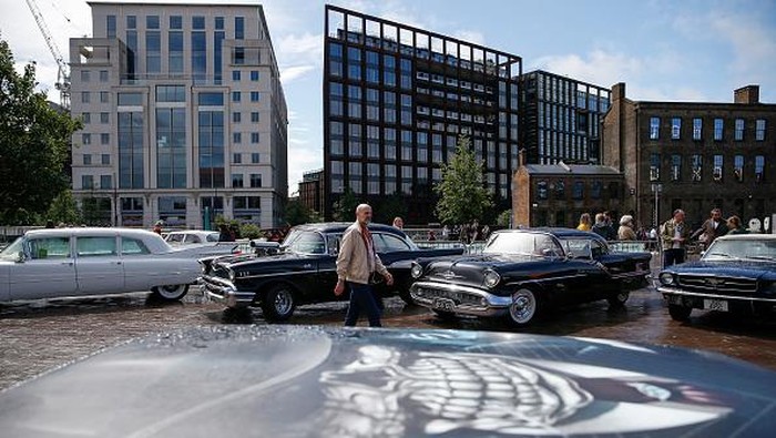 Saat Mobil-mobil Klasik nan Antik Mejeng di Kota London Beragam mobil klasik terparkir di Granary Square, London. Kehadiran mobil-mobil klasik itu untuk meriahkan acara The Classic Car Boot Sale. Penasaran? Lihat yuk