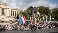 Beragam aksi dilakukan dalam upacara serah terima Olimpiade di Paris, Prancis. Atlet BMX unjuk aksi saat berlangsungnya upacara serah terima Olimpiade Paris 2024. Siegfried Modola/Getty Images.