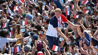 Atlet Perancis Peraih medali di Olimpiade Tokyo 2020, Kevin Mayer meramaikan pesta penyambutan Olimpiade Paris. Aurelien Meunier/Getty Images.