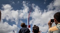 Jet dari angkatan udara Prancis Patrouille de France terbang di atas Trocardero selama upacara serah terima Olimpiade. Siegfried Modola/Getty Images.