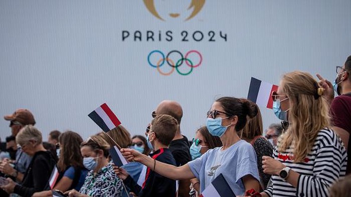 Saat Warga Paris Tumpah Ruah Siap Sambut Olimpiade 2024 Olimpiade Tokyo 2020 telah selesai digelar. Pesta olahraga terbesar dunia itu pun akan kembali digelar pada 2024 mendatang di Paris, Prancis.