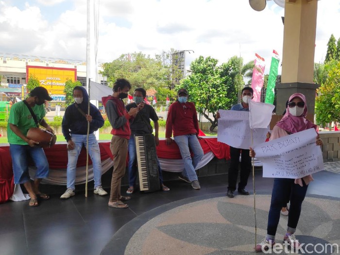 Sekelompok seniman curhat ke kantor Bupati Rembang tapi ditolak masuk
