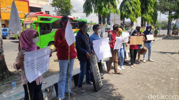 Sekelompok seniman curhat ke kantor Bupati Rembang tapi ditolak masuk