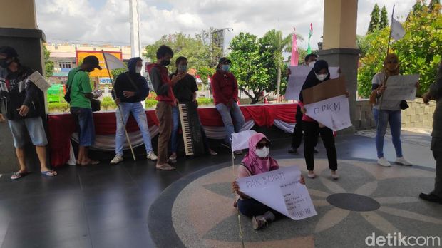 Sekelompok seniman curhat ke kantor Bupati Rembang tapi ditolak masuk