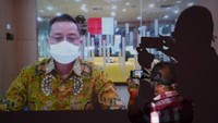 Pewarta memotret terdakwa kasus dugaan korupsi bansos Juliari Batubara melalui layar saat menjalani sidang lanjutan secara virtual di gedung KPK, Jakarta, Senin (9/8/2021). Sidang mantan Menteri Sosial itu beragenda pembacaan nota pembelaan atau pledoi.
