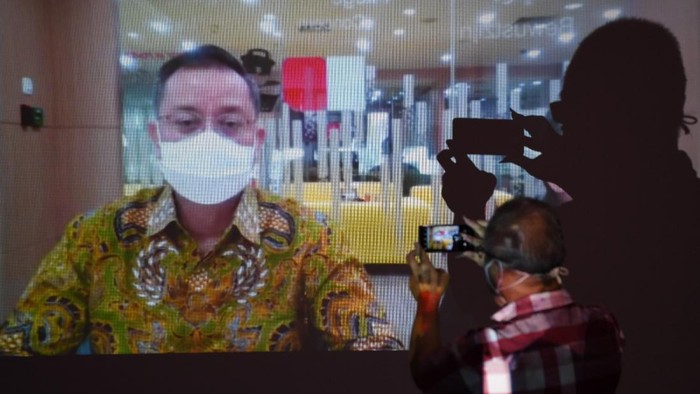 SIDANG LANJUTAN JULIARI BATUBARA Pewarta memotret terdakwa kasus dugaan korupsi bansos Juliari Batubara melalui layar saat menjalani sidang lanjutan secara virtual di gedung KPK, Jakarta, Senin (9/8/2021). Sidang mantan Menteri Sosial itu beragenda pembacaan nota pembelaan atau pledoi. ANTARA FOTO/Akbar Nugroho Gumay/rwa.
