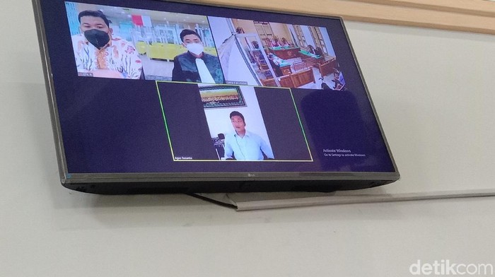 Sopir AKP Robin, Agus, saat menjadi saksi di sidang PN Medan melalui tanyangan virtual.
