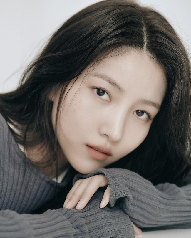 Kabar itu dibagikan pihak IOK Company pada Senin (2/8/2021). Sowon berada di bawah naungan agensi yang sama seperti aktor Jo In Sung dan aktris Kim Ha Neul. Foto: Instagram onedayxne