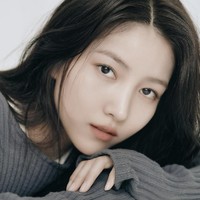 Kabar itu dibagikan pihak IOK Company pada Senin (2/8/2021). Sowon berada di bawah naungan agensi yang sama seperti aktor Jo In Sung dan aktris Kim Ha Neul. Foto: Instagram onedayxne