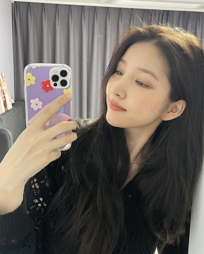 Sejak debut, visual eks GFRIEND ini memikat penggemar dengan pesona dan bakatnya yang beragam. Ia pernah menjadi host program televisi ‘Look At Me’ dan ’Trend With Me’. Foto: Instagram onedayxne