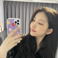 Sejak debut, visual eks GFRIEND ini memikat penggemar dengan pesona dan bakatnya yang beragam. Ia pernah menjadi host program televisi ‘Look At Me’ dan ’Trend With Me’. Foto: Instagram onedayxne