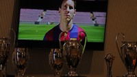 Tropi-tropi ini dipamerkan dalam jumpa pers perpisahan Messi di Camp Nou, Barcelona, Minggu (8/8) kemarin.