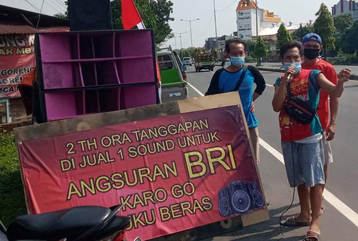 Barang perlengkapan sound mereka pajang dan tawarkan di tepi jalan Yogya-Solo, Desa Klepu, Kecamatan Ceper, Klaten, Jawa Tengah, Senin (9/8/2021) siang.