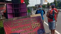 Mereka memajang barang perlengkapan sound dan ditawarkan di tepi jalan Yogya-Solo, Desa Klepu, Kecamatan Ceper, Klaten, Jawa Tengah, Senin (9/8/2021).