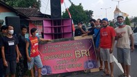 Mereka menawarkan barang dengan memasang poster dan menggunakan pengeras suara.