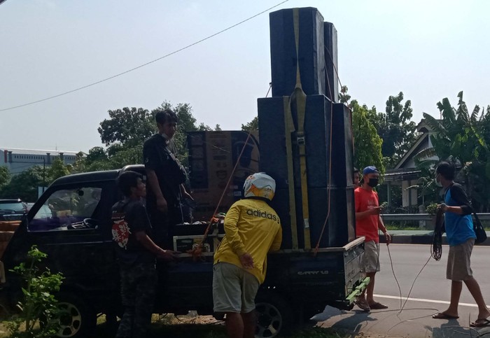 Terdampak COVID-19, Pengusaha Sewa Sound System Klaten Jual Aset di Pinggir Jalan Barang perlengkapan sound mereka pajang dan tawarkan di tepi jalan Yogya-Solo, Desa Klepu, Kecamatan Ceper, Klaten, Jawa Tengah, Senin (9/8/2021) siang.
