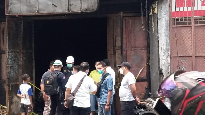 Tim Labfor Polri olah TKP kebakaran bengkel di Tangerang, Senin (9/8), untuk menyelidiki penyebab kebakaran (Kadek/detikcom)