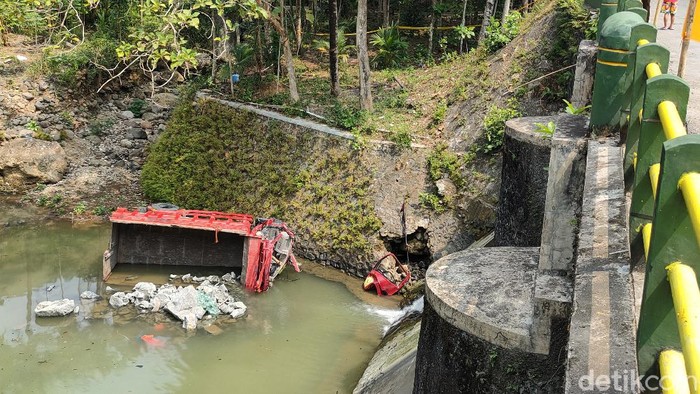Kondisi truk pasca kecelakaan di jembatan Selo, Kalurahan Hargorejo, Kapanewon Kokap, Kulon Progo, DIY, Senin (9/8/2021)