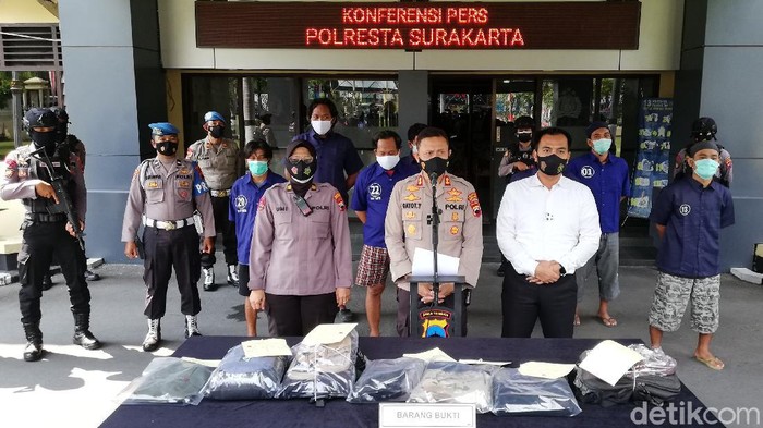 Tujuh warga ditangkap terkait pengeroyokan terhadap anggota polisi dan merusak mobil patroli di Solo.