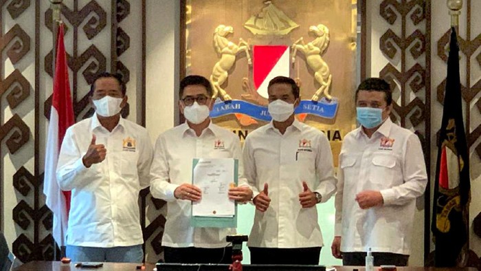 Umumkan Pengurus KADIN Ketua Umum Kamar Dagang dan Industri (Kadin) Indonesia Arsjad Rasjid (kiri) didampingi Ketua Dewan Pertimbangan Kadin Anindya Bakrie. Mengumumkan jajaran pengurus Kadin periode 2021-2026, yang telah telah disusun bersama, di Jakarta, Senin (9/9/2021). Arsjad mengharapkan susunan kepengurusan ini semakin mempererat organisasi menjadi satu
kesatuan yang kuat dan mampu secara bersama-sama memajukan Kadin demi menumbuhkan perekonomian.