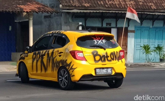 Sebuah mobil sedan Honda Brio berpenampilan nyleneh melintas di Jalan Yogya-Solo, Desa Ngawonggo, Kecamatan Ceper, Klaten, Jawa Tengah, Senin (9/8/2021) siang.