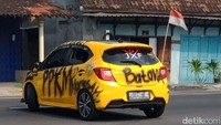 Kendaraan yang tampak masih baru tersebut dicorat-coret menggunakan cat semprot warna hitam pada badan mobil.
