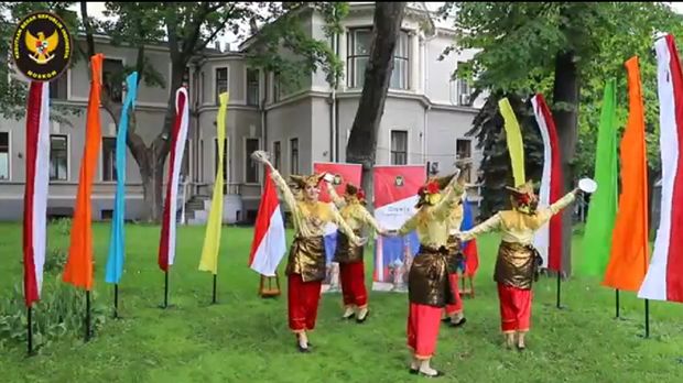 Warga Rusia tarikan Tari Piring (Foto: Tangkapan layar video di Rumah Digital Indonesia)