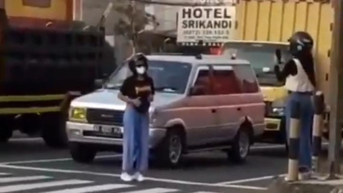 2 ABG Klaten bikin konten video di zebra cross