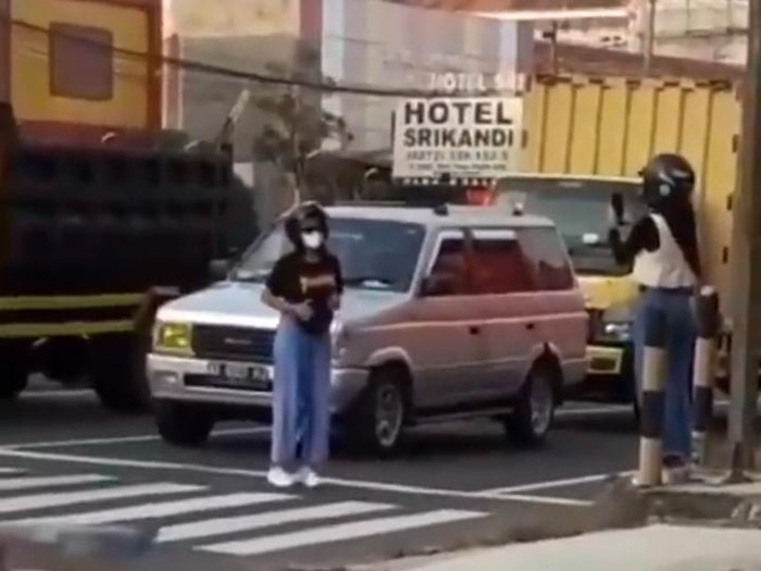 2 ABG Klaten bikin konten video di zebra cross