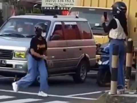 2 ABG Klaten bikin konten video di zebra cross
