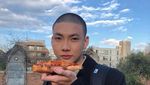 Gaya Keren Adam Rosadi, Pacar Baru Agnez Mo saat Jajan Pizza